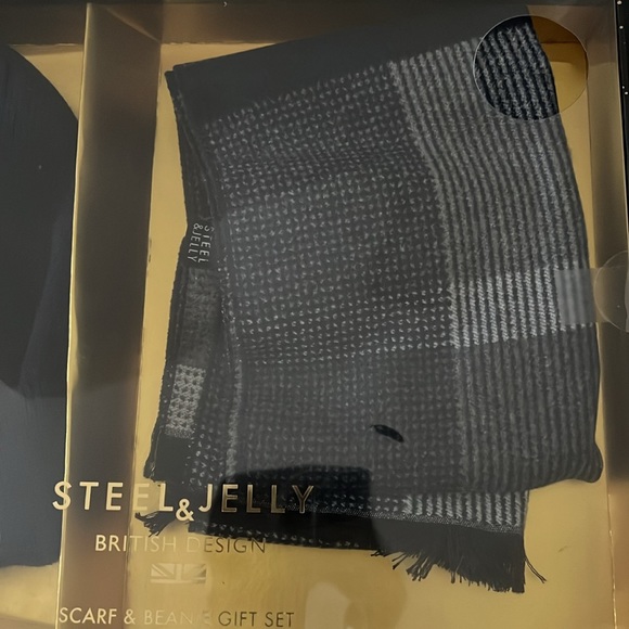 Scarf and beanie Set - Picture 2 of 3